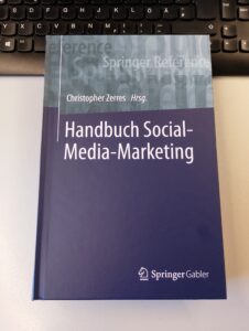 Cover des Handbuch Social-Media-Marketing